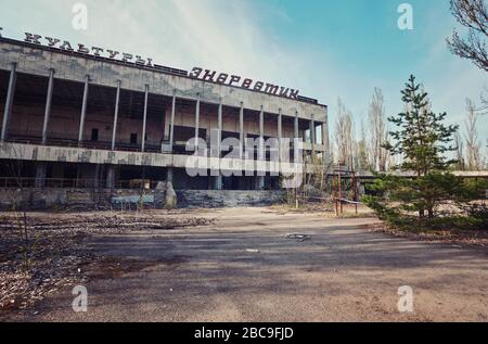 Pripyat, Ukraine - 25. April 2019: Inschriften-Palast der Kultur Energietik . Verlassenes Gebäude in Pripyat. Schild Energetik auf dem Dach des Gebäudes. Stockfoto