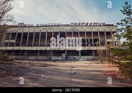 Pripyat, Ukraine - 25. April 2019: Inschriften-Palast der Kultur Energietik . Verlassenes Gebäude in Pripyat. Schild Energetik auf dem Dach des Gebäudes. Stockfoto