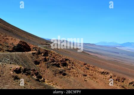 Der gepflasterte Weg, der die Mine La Casualidad mit dem Bahnhof Caipe verbindet. Salta, Argentinien. Stockfoto