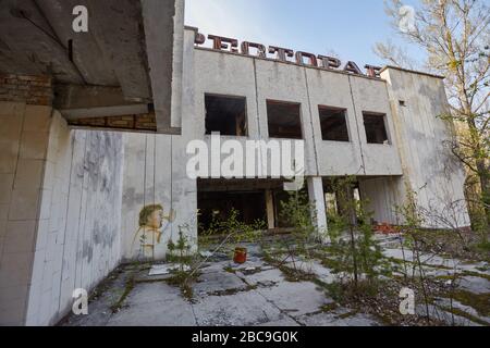 Pripyat, Ukraine - 25. April 2019: Verlassene Restaurantinschrift im russischen Restaurant Stockfoto