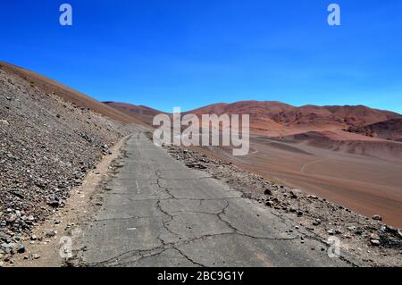 Der gepflasterte Weg, der die Mine La Casualidad mit dem Bahnhof Caipe verbindet. Salta, Argentinien. Stockfoto