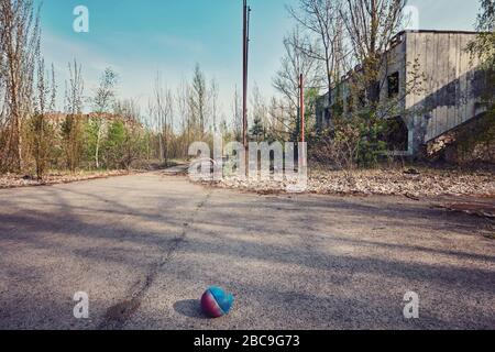 Pripyat, Ukraine - 25. April 2019: Inschriften-Palast der Kultur Energietik . Verlassenes Gebäude in Pripyat. Schild Energetik auf dem Dach des Gebäudes. Stockfoto