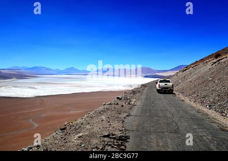 Der gepflasterte Weg, der die Mine La Casualidad mit dem Bahnhof Caipe verbindet. Auch die Salzflat Río Grande wird beobachtet. Salta, Argentinien. Stockfoto