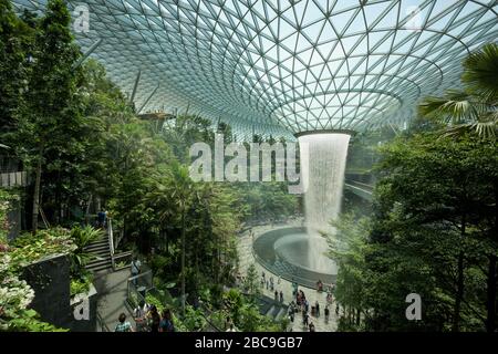 Singapur-30 August 2019: Der Juwel Changi Airport ist ein neues Terminalgebäude unter einer Glaskuppel mit Wasserfall und tropischem Wald, Einkaufszentren Stockfoto