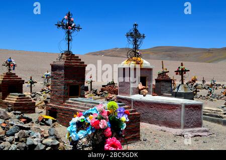 Malerische Gräber in der Grubenzementierung La Casualidad. Die Schwefellinie ist auf dem Rückhang zu beobachten. Salta, Argentinien. Stockfoto