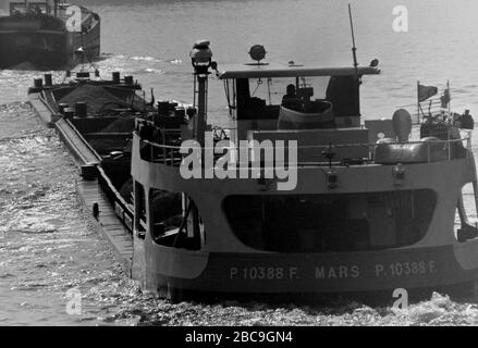 AJAXNETPHOTO. SEPTEMBER 1971. SEINE, FRANKREICH. - SCHWERLAST - EINE MIT AGGREGATEN BELADENE SCHUBMOTORKELLE FOLGT EINER PENICHE EN-ROUTE NACH PARIS .PHOTO:JONATHAN EASTLAND/AJAX REF:RX7 151204 159 Stockfoto