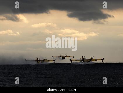 AJAXNETPHOTO. 2017. CANNES, FRANKREICH. - AUFTANKEN - CANADAIR CL-415 (BOMBARDIER 415) SUPERSCOPER LÖSCHWASSER-BOMBER-FLUGBOOTE WERDEN IN DER BUCHT VON CANNES BELADEN.FOTO: CAROLINE BEAUMONT/AJAX REF:DCJP172410 85 Stockfoto