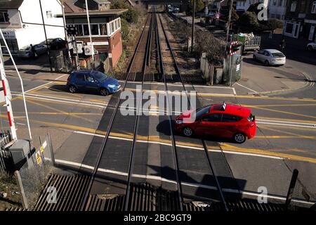 AJAXNETPHOTO. LANCING, WEST SUSSEX, ENGLAND. - BAHNÜBERGANG - UNBEMANNTER BAHNÜBERGANG MIT BLICK NACH OSTEN IN RICHTUNG BRIGHTON.FOTO: JONATHAN EASTLAND/AJAX REF:DP1X19204 137 Stockfoto