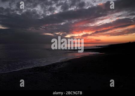 AJAXNETPHOTO. WORTHING, ENGLAND. - SONNENUNTERGANG - BLICK NACH WESTEN ÜBER EIN RUHIGES MEER VOM MARINEN PARADESTRAND. FOTO: JONATHAN EASTLAND/AJAX REF:DP1X182706 108 Stockfoto