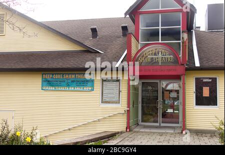 Deep Cove, North Vancouver, Kanada - 1. April 2020: Blick auf das "Deep Cove Shaw Theatre" Stockfoto