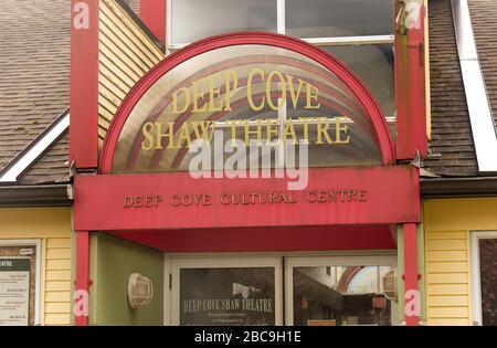 Deep Cove, North Vancouver, Kanada - 1. April 2020: Blick auf das "Deep Cove Shaw Theatre" Stockfoto