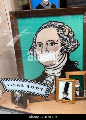 New York, NY, USA. April 2020. Blick auf die Schaufenster von Fishs Eddy mit Bildern von Präsidenten, die chirurgische Masken tragen, einschließlich eines Dankes an den Gouverneur von New York City, Andrew Cuomo während der Coronavirus Pandemie Coronavirus in New York City am 3. April 2020. Gutschrift: Regenmacher-Fotos/Medien-Punch/Alamy Live-Nachrichten Stockfoto