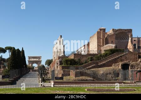 Blick auf den Tempel der Venus und der Roma über Sacra und den Titusbogen. Blick vom Kolosseum. Keine Leute. Rom, Italien Stockfoto