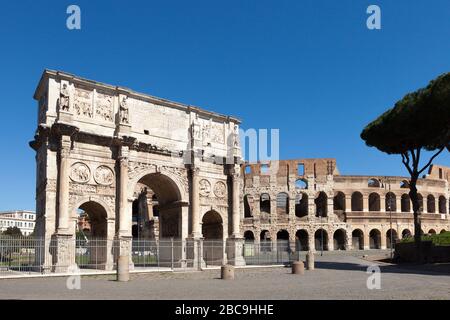 Der Konstantinsbogen (Arco di Costantino). Triumphbogen und Kolosseum im Hintergrund. Rom, Italien Stockfoto