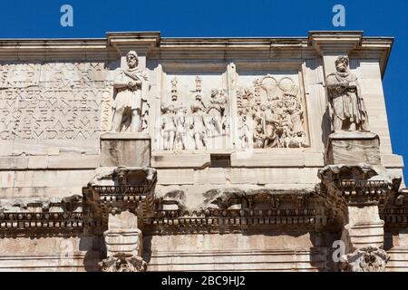 BAS-Reliefe auf dem Triumphbogen des Konstantinsbogens (Arco di Costantino). Rom, Italien Stockfoto