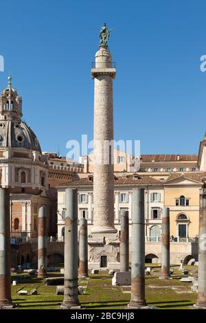 Trajanssäule (Colonna Traayana). Römische Siegessäule in Rom, Italien. Blick vom Trajan-Forum. Stockfoto