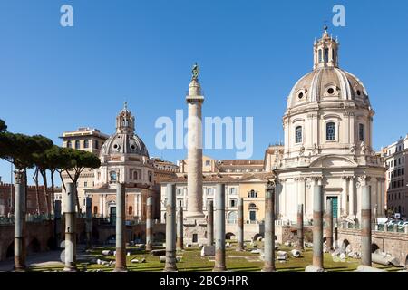 Trajanssäule (Colonna Traayana). Römische Siegessäule in Rom, Italien. Blick vom Trajan-Forum. Stockfoto