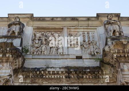 BAS-Reliefe auf dem Triumphbogen des Konstantinsbogens (Arco di Costantino). Rom, Italien Stockfoto