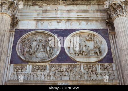 BAS-Reliefe auf dem Triumphbogen des Konstantinsbogens (Arco di Costantino). Rom, Italien Stockfoto