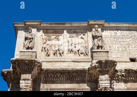 BAS-Reliefe auf dem Triumphbogen des Konstantinsbogens (Arco di Costantino). Rom, Italien Stockfoto