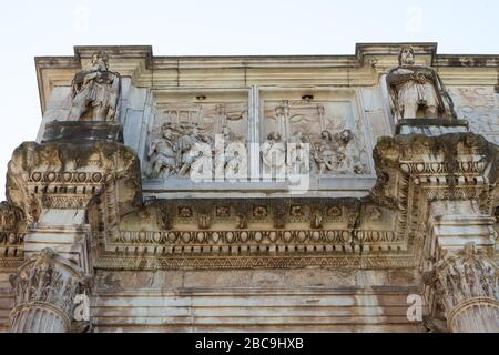 BAS-Reliefe auf dem Triumphbogen des Konstantinsbogens (Arco di Costantino). Rom, Italien Stockfoto