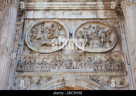 BAS-Reliefe auf dem Triumphbogen des Konstantinsbogens (Arco di Costantino). Rom, Italien Stockfoto