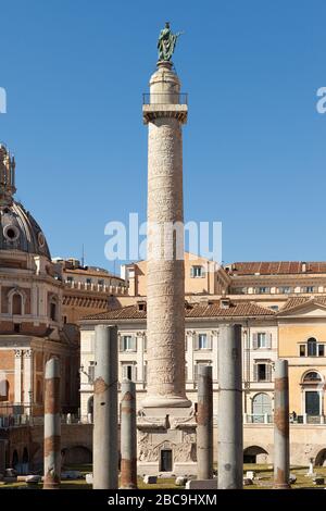 Trajanssäule (Colonna Traayana). Römische Siegessäule in Rom, Italien. Blick vom Trajan-Forum. Stockfoto