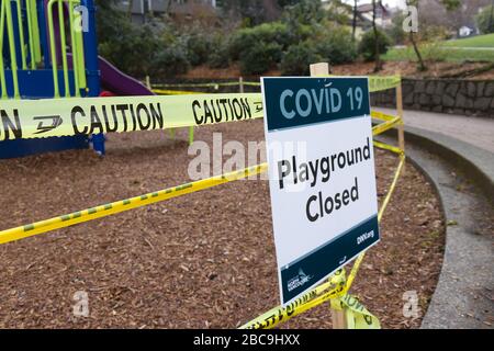 Deep Cove, Kanada - 1. April 2020: Ansicht des Hinweisschildes Playground aufgrund von COVID-19 (Coronavirus) im Panorama Park geschlossen Stockfoto