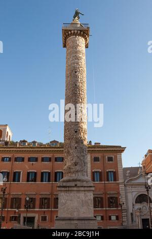 Die Säule von Marcus Aurelius (Columna Centenaria Divorum Marci et Faustinae oder Colonna di Marco Aurelio). Römische Siegessäule auf der Piazza Colonna, ROM Stockfoto