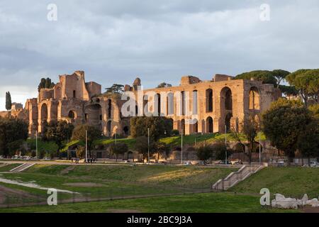 Pfälzer Hügel vom Circus Maximus. Rom, Italien Stockfoto