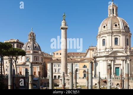 Trajanssäule (Colonna Traayana). Römische Siegessäule in Rom, Italien. Blick vom Trajan-Forum. Stockfoto