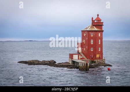 Sehr alter Achtegon-Leuchtturm Kjeungskjaer FYR in der norwegischen See Stockfoto