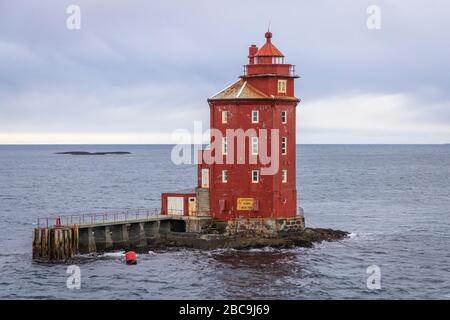 Sehr alter Achtegon-Leuchtturm Kjeungskjaer FYR in der norwegischen See Stockfoto