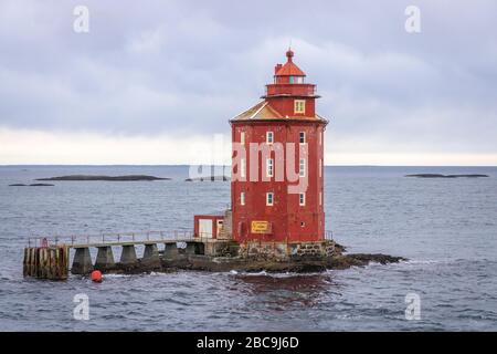 Sehr alter Achtegon-Leuchtturm Kjeungskjaer FYR in der norwegischen See Stockfoto