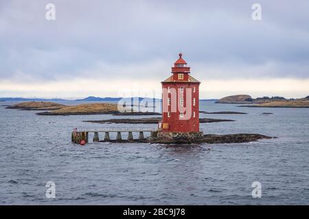 Sehr alter Achtegon-Leuchtturm Kjeungskjaer FYR in der norwegischen See Stockfoto