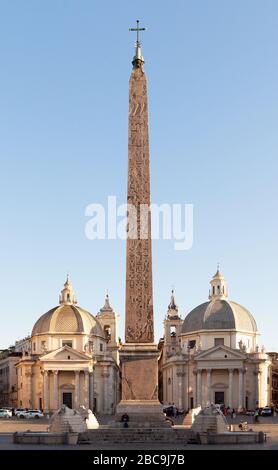 Ein ägyptischer Obelisk von Ramesses II aus Heliopolis steht im Zentrum der Piazza von Popolo. Rom, Italien Stockfoto