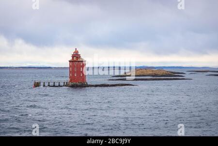 Sehr alter Achtegon-Leuchtturm Kjeungskjaer FYR in der norwegischen See Stockfoto