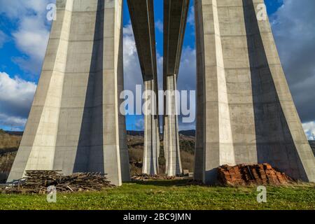 Autobahn konkrete Brücke von unten, im Norden von Portugal Stockfoto