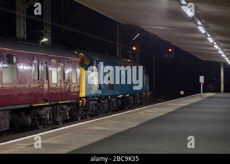 Erhaltene Lok der Klasse 40 40145 auf einer Hauptbahnfahrt am Bahnhof Carnforth, der nachts von der West Coast Railway betrieben wird Stockfoto