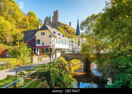 Blick auf die Elz-Brücke in Monreal in der Eifel, "schönstes Dorf in Rheinland-Pfalz", im Elz-Tal gelegen, gut erhaltenes Fachwerk Stockfoto