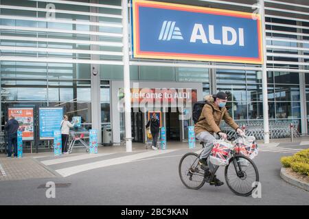 Crawley, Großbritannien - 3. April 2020 - Käufer außerhalb des Aldi-Supermarktes, die soziale Distanzierung beibehalten, um die Ausbreitung von Coronoviren zu stoppen Stockfoto