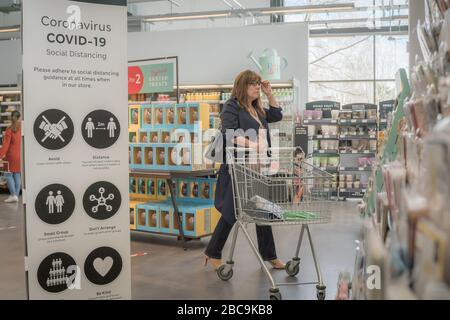 Crawley, Großbritannien - 3. April 2020 - Anweisungen zur sozialen Distanzierung in einer Supermarkthalle, um die Ausbreitung von Coronoviren zu stoppen Stockfoto