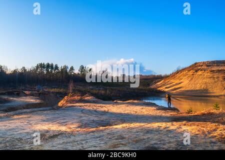 Natürlicher Sonnenuntergang vor dem Hintergrund der Wälder. Stockfoto