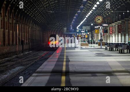 Arriva Crosscountry Trains Klasse 220 voyager Train 220003 an einem desertierten Darlington-Bahnhof an der Bahnhofsuhr Stockfoto