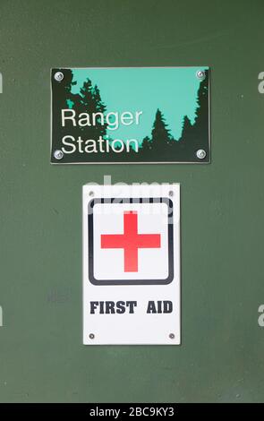 Deep Cove, North Vancouver, Kanada - April 1.2020: Ein Schild "Park Ranger Station" auf einem kleinen Gebäude im Panorama Park Stockfoto