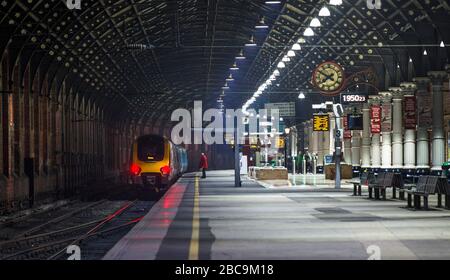 Arriva Crosscountry Trains Klasse 220 voyager Train 220003 an einem desertierten Darlington-Bahnhof an der Bahnhofsuhr Stockfoto