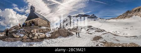 Panorama auf dem Zugspitzplatt mit der von Kardinal Ratzinger eingeweihten Visitationskapelle, der höchsten deutschen Kapelle, Stockfoto