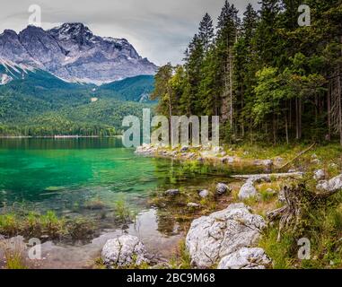 Bucht am Nordufer des Eibsee, im Hintergrund die Zugspitze, Stockfoto