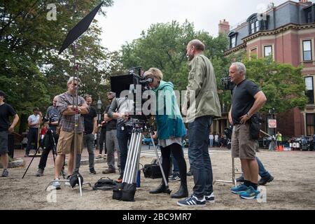 ERSCHEINUNGSDATUM: 25. Dezember 2019 TITEL: Little Women STUDIO: Columbia Pictures REGISSEUR: Greta Gerwig PLOT: Vier Schwestern kommen in Amerika nach dem Bürgerkrieg IN DER HAUPTROLLE: Regisseur/Autor Greta GERWIG mit dem Regieproduzenten YORICK LESAUX auf Set. (Bild: © Columbia Pictures/Entertainment Pictures) Stockfoto