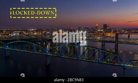 Mit mehreren Farben des Lichtes auf die Großen Vier Brücke vor Sonnenaufgang um lousville Kentucky Stockfoto